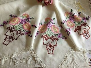 VINTAGE RAYON PRETTY FLORAL RAISED HAND EMBROIDERED TABLECLOTH CROCHET LACE EDGE 2