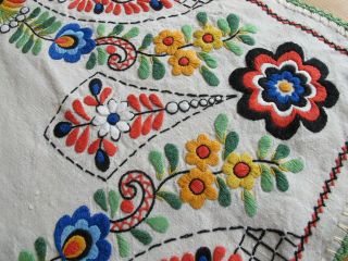 Vintage Linen Stunning hand embroidered tablecloth arts craft country 2