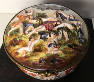 Antique Early 19th Century Capodimonte Round Porcelain Box Cherubs Mythical