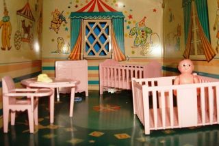 Vintage Marx Renwal Baby Dollhouse Hard Plastic Nursery Furniture Set 1/12 Scal