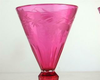 PAIR ANTIQUE CRANBERRY WINE GLASSES ENGRAVED BOWL STEVENS & WILLIAM STOURBRIDGE 4