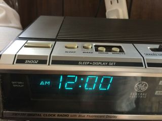 Vintage GE 1980 ' s Alarm Clock Radio Model No 7 - 4646A AM FM Digital Blue Display 7