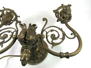 VINTAGE VERY ORNATE TWO ARM BRASS WALL SCONCE HOLLYWOOD REGENCY ELECTRIC LAMP 4