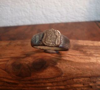 Post Medieval Tudor Or Stuart Era Chunky Ring With Coat Of Arms? - Detecting Find