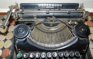 Vintage 1934 UNDERWOOD UNIVERSAL Typewriter NEEDS REFURB Has Case 2