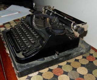 Vintage 1934 UNDERWOOD UNIVERSAL Typewriter NEEDS REFURB Has Case 3