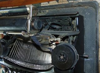 Vintage 1934 UNDERWOOD UNIVERSAL Typewriter NEEDS REFURB Has Case 5