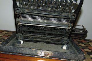 Vintage 1934 UNDERWOOD UNIVERSAL Typewriter NEEDS REFURB Has Case 7