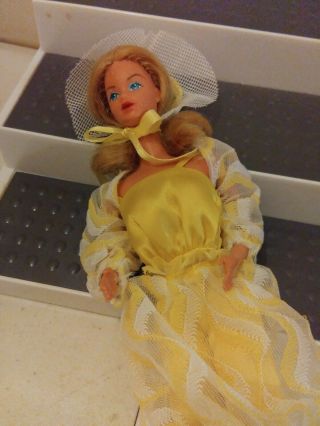 Vintage Barbie Mattel 1978 Blonde KISSING BARBIE Doll Pretty changes yellow suit 5