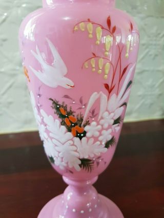 GORGEOUS PINK MILK GLASS HANDPAINTED WHITE DOVE & FLORAL VICTORIAN VASE 2