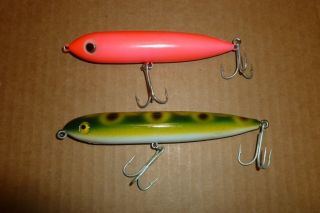 COUPLE OF LARGE UNKNOWN TOP WATER FISHING NOSE TIE FISH LURES IN PINK AND FROG 2