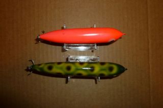 COUPLE OF LARGE UNKNOWN TOP WATER FISHING NOSE TIE FISH LURES IN PINK AND FROG 3