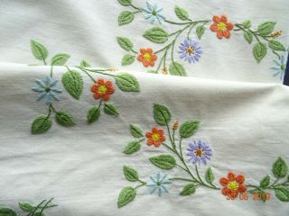 VINTAGE TABLECLOTH HAND EMBROIDERED circle of SMALL FLOWERS - Leaf on corners 2