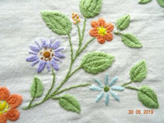 VINTAGE TABLECLOTH HAND EMBROIDERED circle of SMALL FLOWERS - Leaf on corners 3
