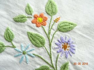 VINTAGE TABLECLOTH HAND EMBROIDERED circle of SMALL FLOWERS - Leaf on corners 4
