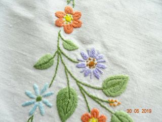 VINTAGE TABLECLOTH HAND EMBROIDERED circle of SMALL FLOWERS - Leaf on corners 5