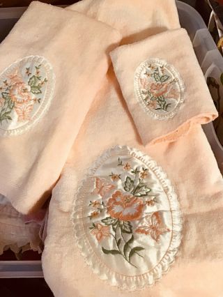 Vtg Fieldcrest 3 - Pc Set Bath Hand Face Towels Peach Lace Embroidery Shabby Chic