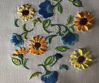 GORGEOUS VINTAGE IRISH LINEN HAND EMBROIDERED TABLECLOTH PRETTY FLORAL DISPLAY 2