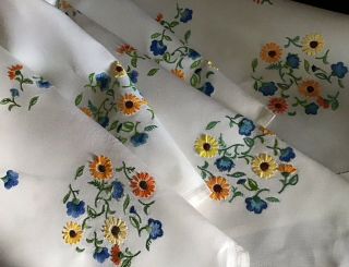 GORGEOUS VINTAGE IRISH LINEN HAND EMBROIDERED TABLECLOTH PRETTY FLORAL DISPLAY 3
