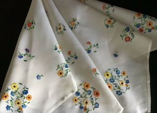 GORGEOUS VINTAGE IRISH LINEN HAND EMBROIDERED TABLECLOTH PRETTY FLORAL DISPLAY 4