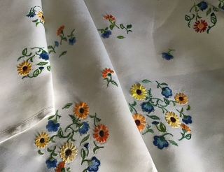 GORGEOUS VINTAGE IRISH LINEN HAND EMBROIDERED TABLECLOTH PRETTY FLORAL DISPLAY 5