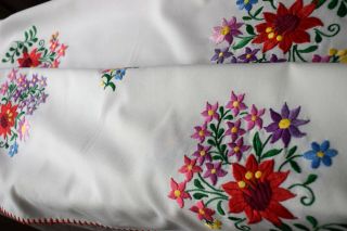 Vintage Hungarian Kalocsa Hand Embroidered Tablecloth 29.  92x29.  92 "
