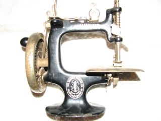 Singer Sewhandy Model 20 Cast Iron Mini Sewing Machine Child Salesman Sample 3