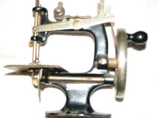 Singer Sewhandy Model 20 Cast Iron Mini Sewing Machine Child Salesman Sample 4