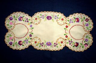 Vintage Hungarian Kalocsa Hand Embroidered Tablecloth 31.  88x14.  17 "