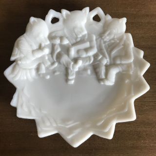 Antique Westmoreland Milk Glass Three Bears Plate With Scalloped Edge 7.  5”