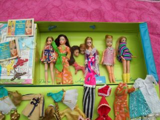 VINTAGE DAWN DOLL CASE WITH DOLLS CLOTHES AND MORE 2