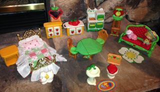 Vintage 1983 Strawberry Shortcake Berry Happy Home Doll House Furniture & Dolls