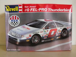 Revell Tom Jones 0 Fel - Pro Thunderbird 1:25 Model Kit