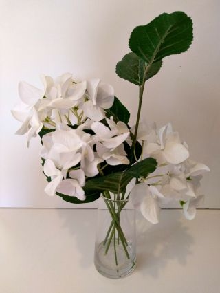 White Plastic Flowers In Vase For Small Dining Room Table