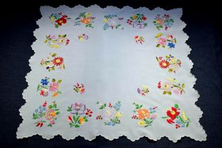 Vintage Hungarian Kalocsa Hand Embroidered Tablecloth 27.  55x27.  55 "
