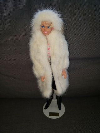 Vintage Barbie 1995 Lara 