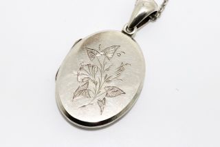 A Pretty Antique Victorian C1882 Sterling Silver 925 Locket Pendant & Chain