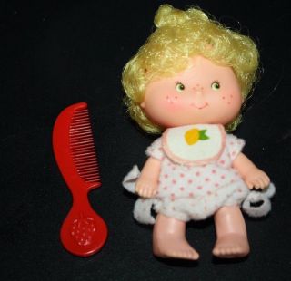 Vtg Strawberry Shortcake Doll Yellow Hair 4 " Tall W/ Comb Clothes Accessory - Mm=