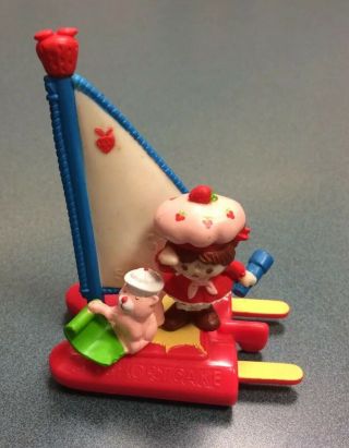 Strawberry Shortcake Miniature Deluxe With Custard On A Sailboat Pvc 1983