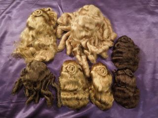 Vintage Box of Various Doll ' s Hair,  Small Wigs,  Hair Pins,  Bangs - Curls 3