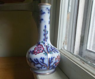 1880s Antique Flow Blue Vines & Flowers Porcelain Vase With Gold Trim