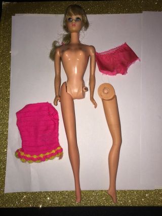 Vintage Mod Talking Barbie Blonde 1 leg detached Other One Glued. 4