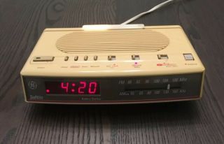 Vintage General Electric Ge White Softlite Alarm Clock Am/fm Radio 7 - 4657a