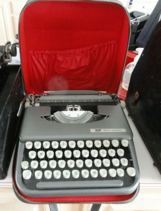 Vintage Smith Corona Portable Skyriter Typewriter Made In England Case Scotland