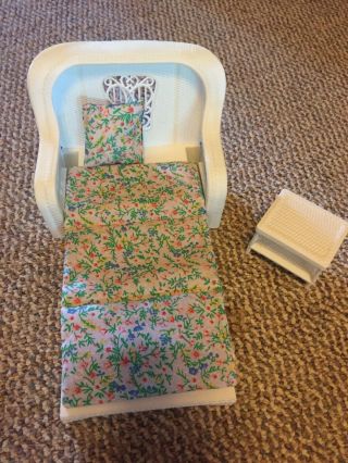 Vintage Mattel Barbie Dream House Doll Furniture White Wicker Sofa / Bed Table 2