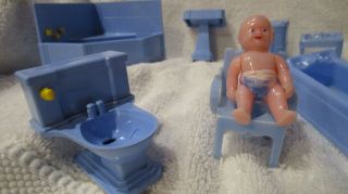 Vintage Blue dollhouse furniture with Renwal baby bathroom IDEAL and others 4