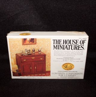 X - ACTO The House Of Miniatures “HUTCH CABINET CIRCA 1750 - 1790” 40003 Box 2