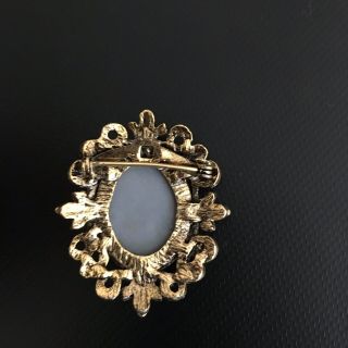 Vintage Cameo gray and white with gold tone frame pin Brooch antique look 2