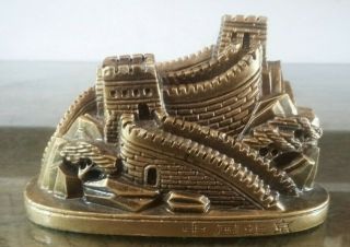 A CARVED CHINESE GREAT WALL OF CHINA MODEL IN A GOLD COLOURED RESIN 2