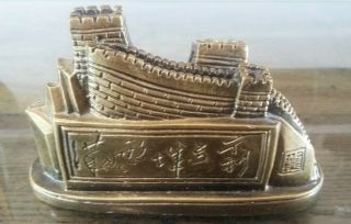 A CARVED CHINESE GREAT WALL OF CHINA MODEL IN A GOLD COLOURED RESIN 5